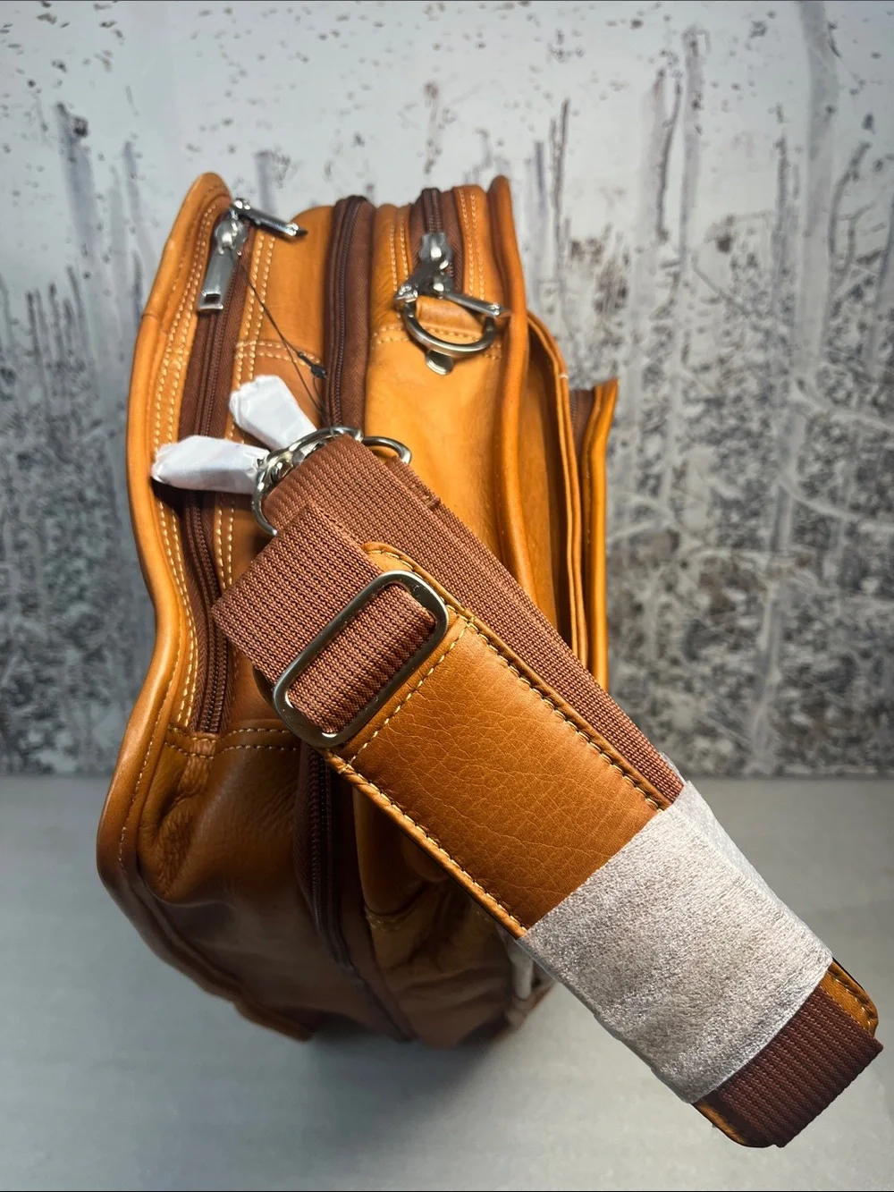Wilsons Tan Leather Messenger Padded Laptop Bag Briefcase Strap & Pockets NEW